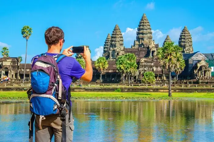 shutterstock_264594584-kw-080417-Young-man-is-taking-a-photo-of-Angkor-Wat-temple-in-Cambodia